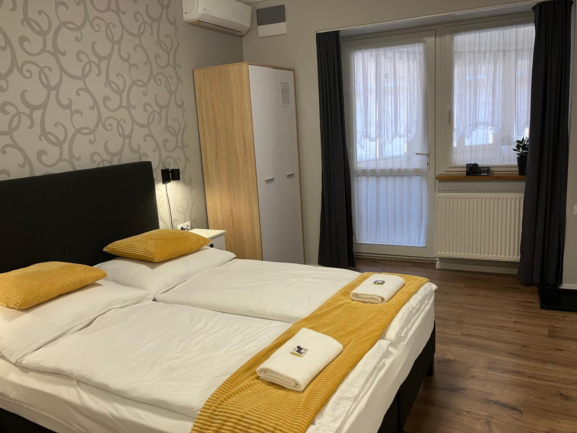 Illa Apartments Eger Bagian luar foto