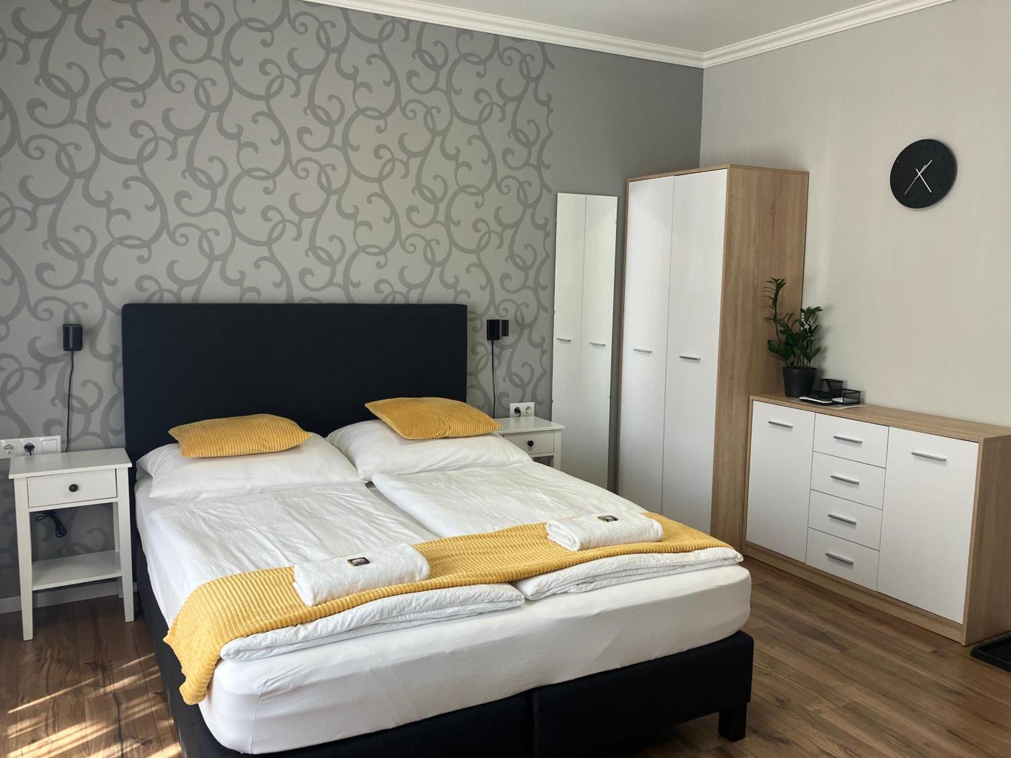 Illa Apartments Eger Bagian luar foto