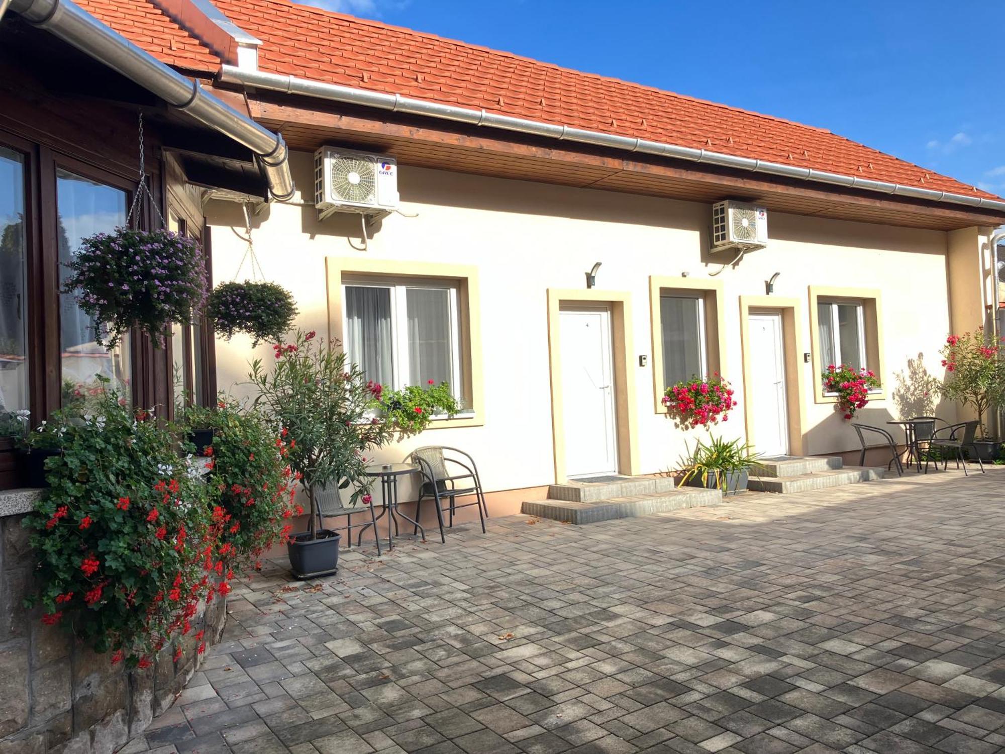 Illa Apartments Eger Bagian luar foto