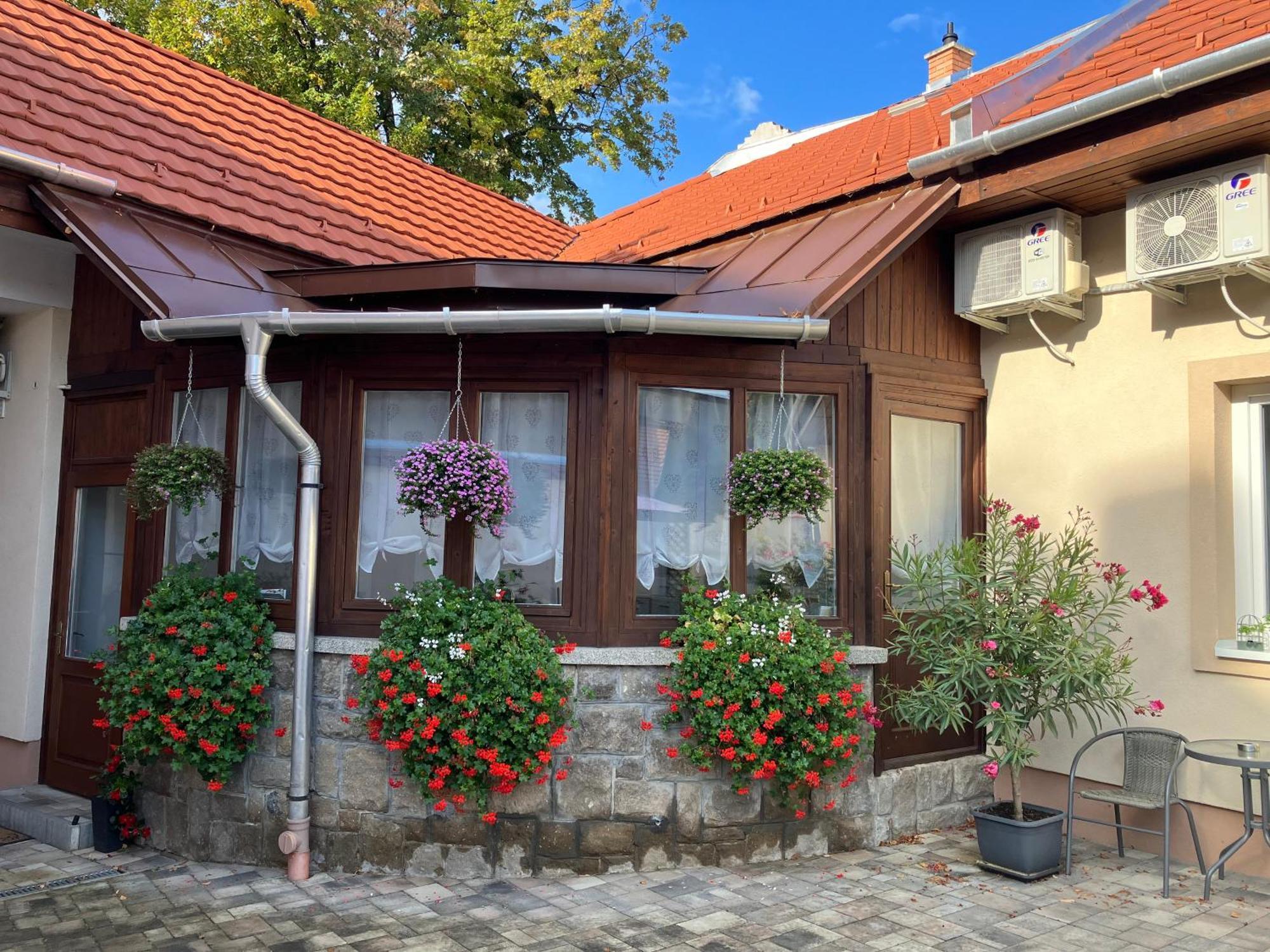 Illa Apartments Eger Bagian luar foto